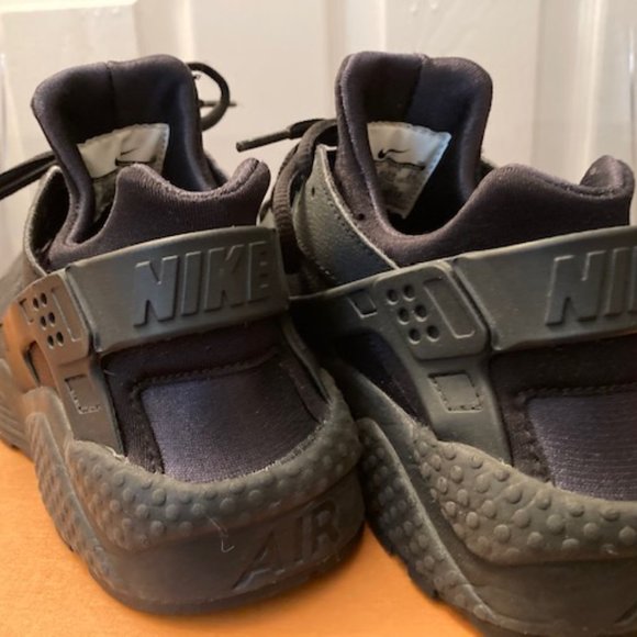 NIKE Air Huarache in Black - Picture 3 of 5